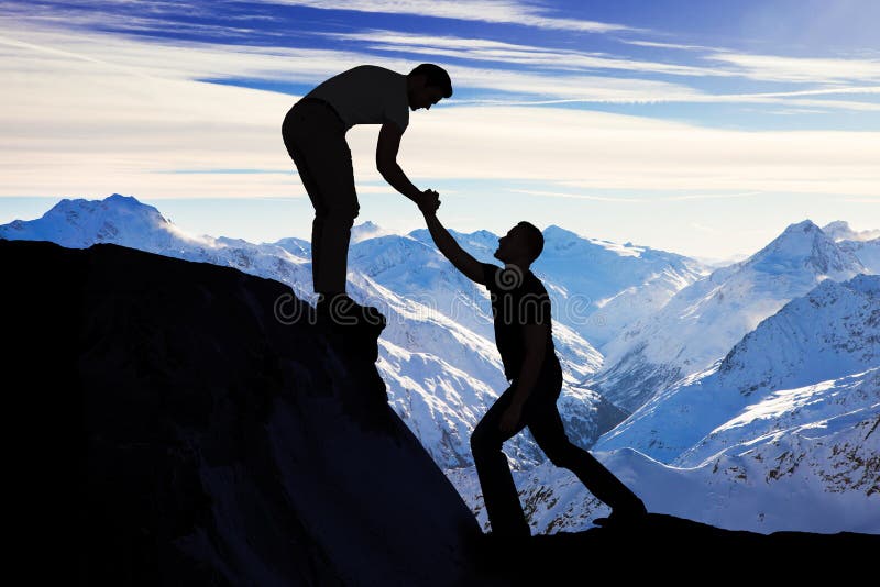 Mens die Mannelijke Vriend helpen bij het Beklimmen van Rots