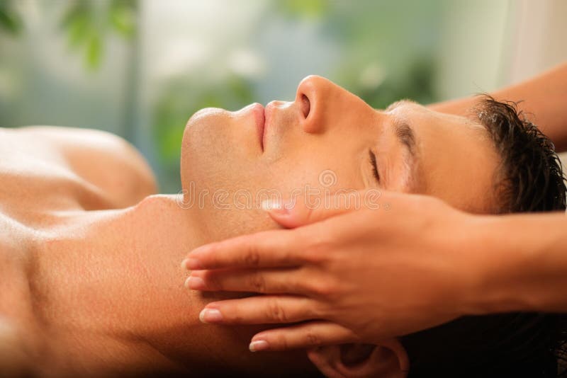 Mens die Massage in Kuuroord hebben royalty-vrije stock afbeelding Mens die Massage in Kuuroord hebben royalty-vrije stock afbeelding