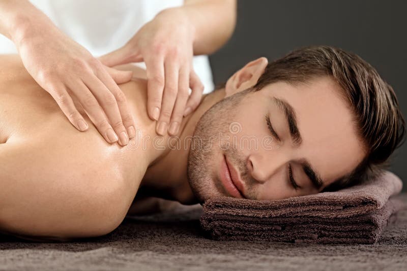 Mens die massage in salon hebben stock fotografie Mens die massage in salon hebben stock fotografie