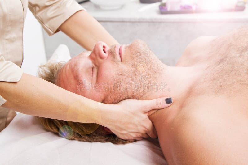 Mens die massage in thebeauty centrum krijgen royalty-vrije stock afbeeldingen Mens die massage in thebeauty centrum krijgen royalty-vrije stock afbeeldingen