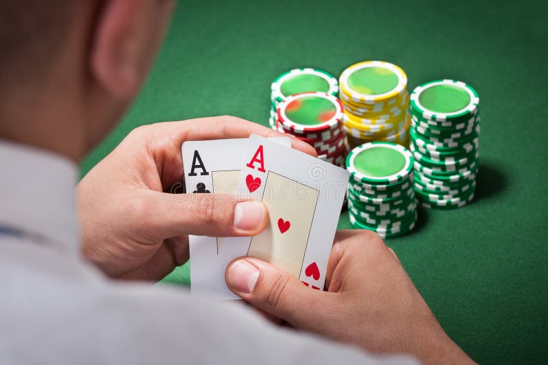Mens die met aaskaarten pook spelen royalty-vrije stock foto Mens die met aaskaarten pook spelen royalty-vrije stock foto