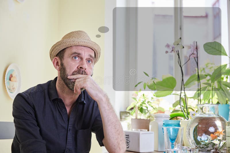 Mens die met een gedachte bel over zijn hoofd mijmeren royalty-vrije stock foto's Mens die met een gedachte bel over zijn hoofd mijmeren royalty-vrije stock foto's
