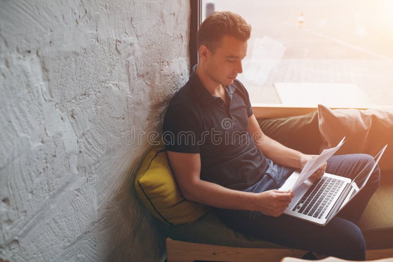 Mens die met laptop en documenten werken, stock fotografie Mens die met laptop en documenten werken, stock fotografie