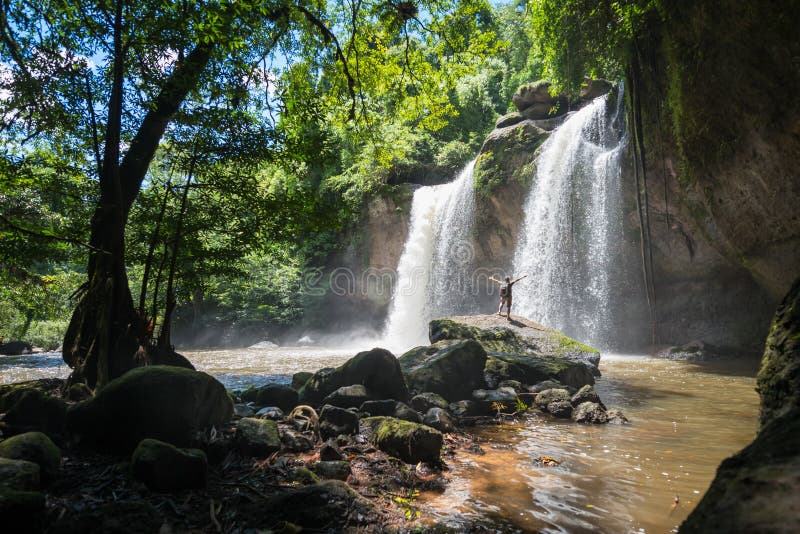 Mens die met rugzak toneelwaterval in Thailand bekijken stock foto's Mens die met rugzak toneelwaterval in Thailand bekijken stock foto's