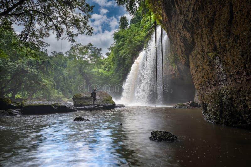 Mens die met rugzak toneelwaterval in Thailand bekijken stock fotografie Mens die met rugzak toneelwaterval in Thailand bekijken stock fotografie