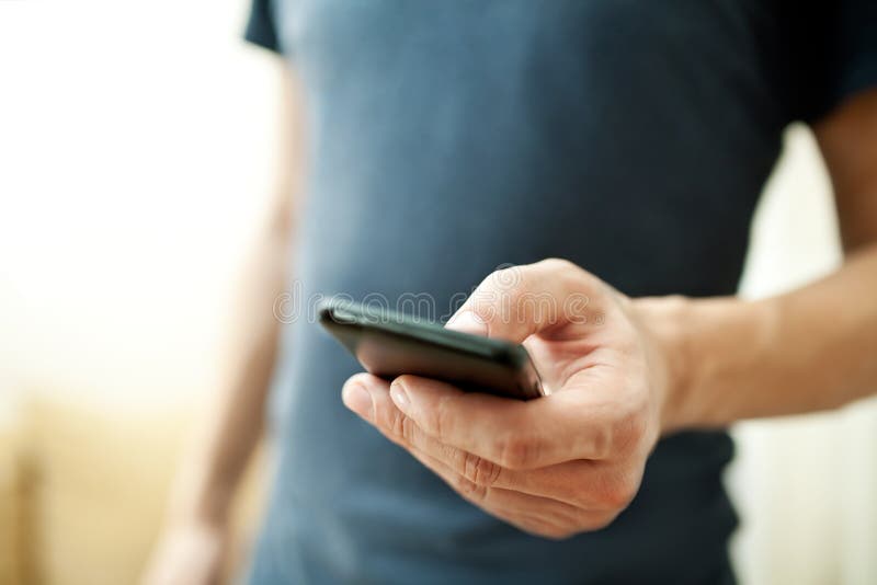 Mens die mobiele slimme telefoon met behulp van Mens die mobiele slimme telefoon met behulp van