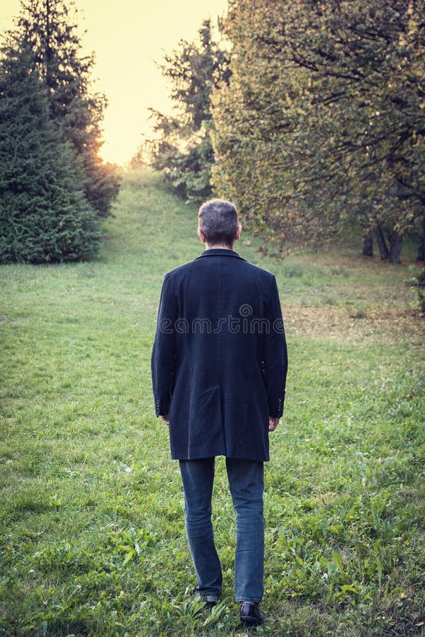 Mens die op grasweide lopen stock foto Mens die op grasweide lopen stock foto