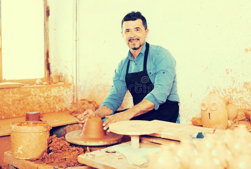 Mens die pot maken royalty-vrije stock fotografie Mens die pot maken royalty-vrije stock fotografie