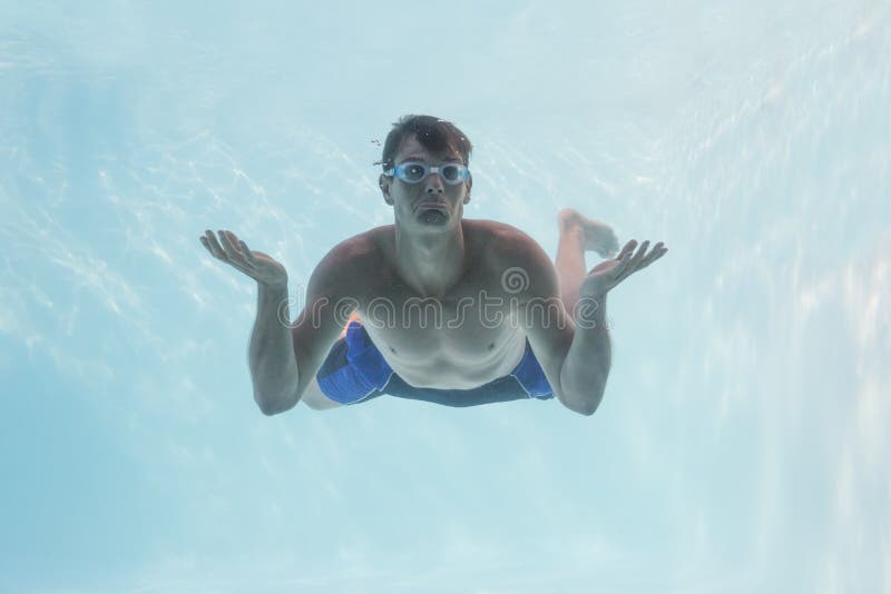 Mens die schouders onderwater in zwembad ophaalt stock foto's Mens die schouders onderwater in zwembad ophaalt stock foto's