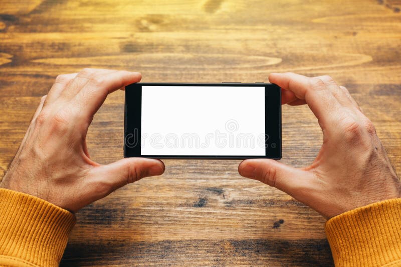 Mens die slimme telefoon in horizontale landschapsrichtlijn met behulp van royalty-vrije stock foto Mens die slimme telefoon in horizontale landschapsrichtlijn met behulp van royalty-vrije stock foto