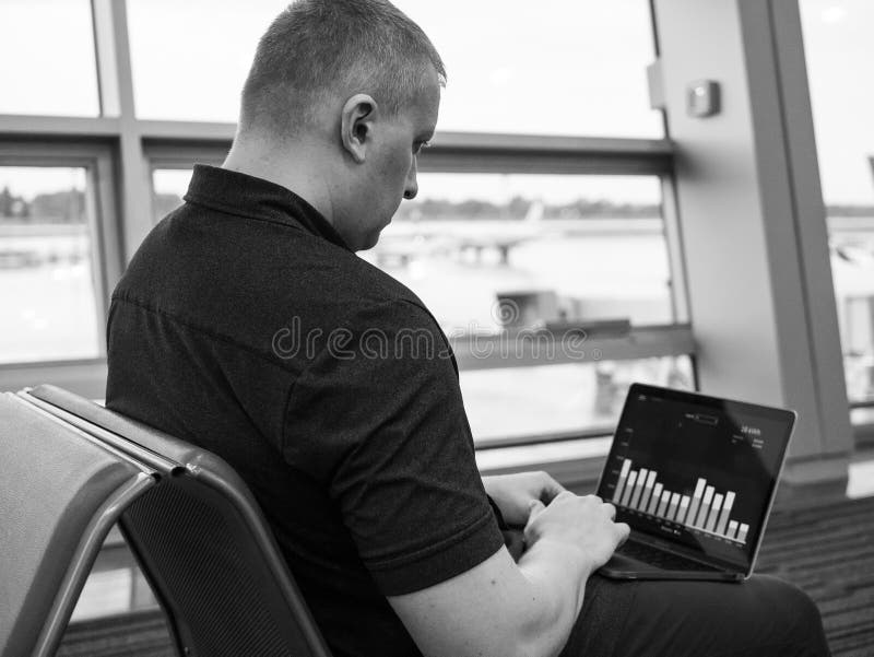 Mens die sommige bedrijfsgrafiekindicatoren controleren op notitieboekje royalty-vrije stock foto Mens die sommige bedrijfsgrafiekindicatoren controleren op notitieboekje royalty-vrije stock foto