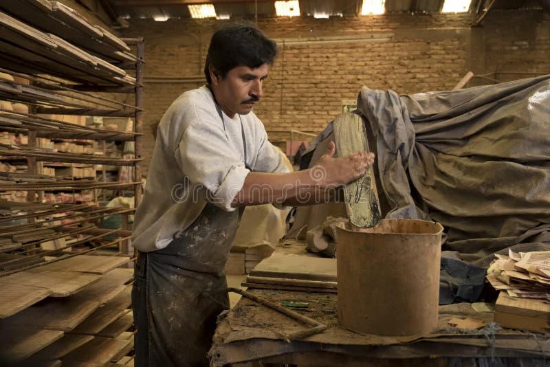 Mens die Terra Cotta Tiles, Tecate, Mexico maken royalty-vrije stock fotografie Mens die Terra Cotta Tiles, Tecate, Mexico maken royalty-vrije stock fotografie
