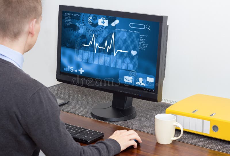 Mens die tot medische gegevens over computer toegang hebben stock foto Mens die tot medische gegevens over computer toegang hebben stock foto