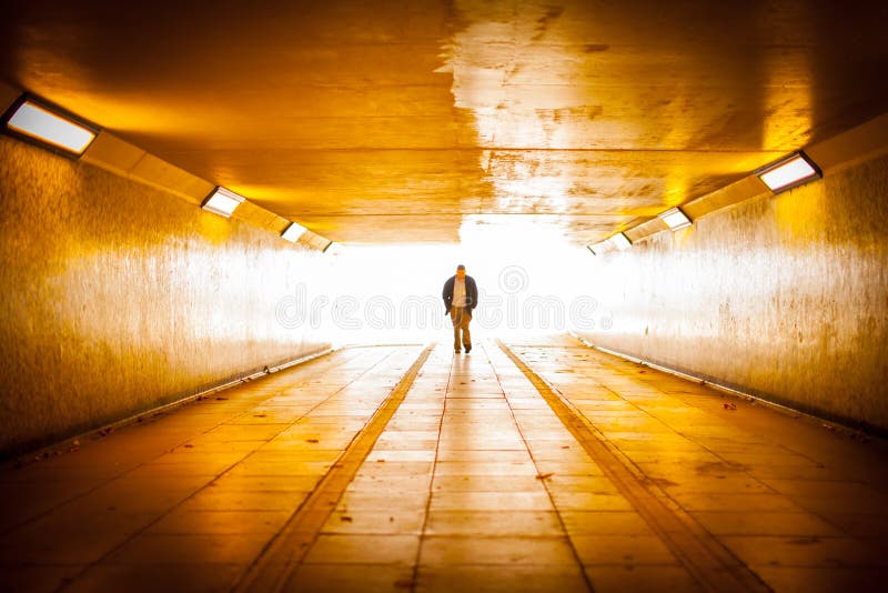 Mens die van het licht opstappen royalty-vrije stock afbeelding Mens die van het licht opstappen royalty-vrije stock afbeelding