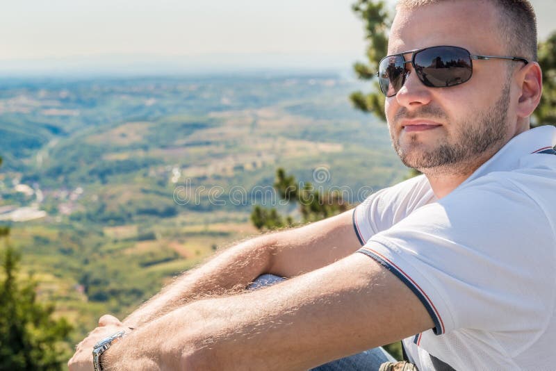 Mens die van mooi berglandschap genieten stock afbeeldingen Mens die van mooi berglandschap genieten stock afbeeldingen