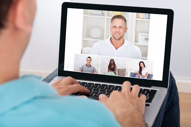 Mens die videoconferentie met vrienden hebben Mens die videoconferentie met vrienden hebben