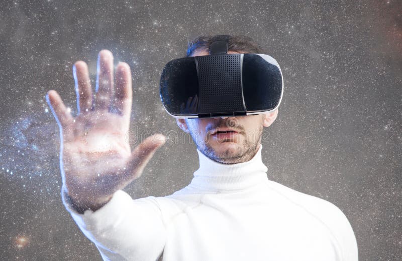 Mens die virtuele werkelijkheidsbeschermende brillen dragen royalty-vrije stock afbeelding Mens die virtuele werkelijkheidsbeschermende brillen dragen royalty-vrije stock afbeelding