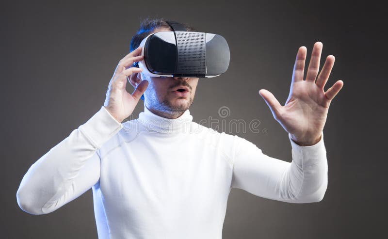 Mens die virtuele werkelijkheidsbeschermende brillen dragen royalty-vrije stock foto Mens die virtuele werkelijkheidsbeschermende brillen dragen royalty-vrije stock foto