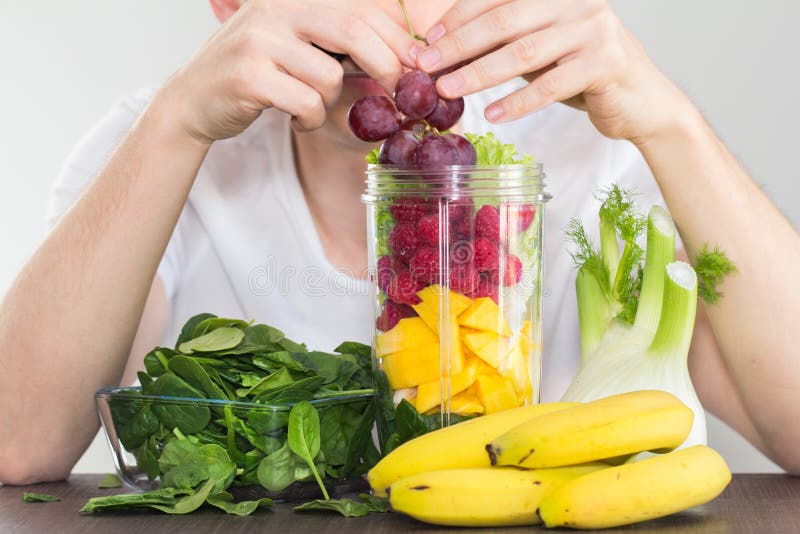 Mens die vruchten en groenten gezond het eten concept eten stock afbeeldingen Mens die vruchten en groenten gezond het eten concept eten stock afbeeldingen