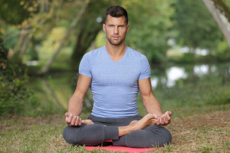 Mens die yoga in openlucht doet stock afbeelding Mens die yoga in openlucht doet stock afbeelding