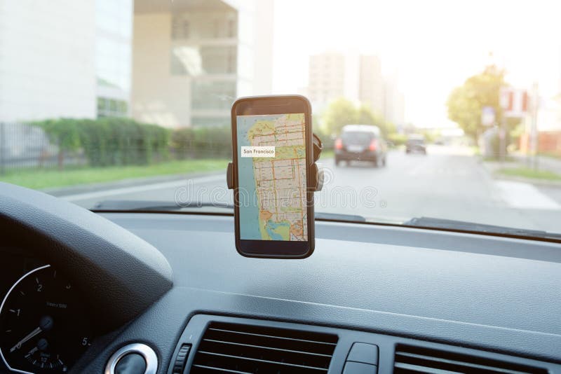 Mens die zijn auto drijven die zijn mobiele gps met behulp van royalty-vrije stock afbeeldingen Mens die zijn auto drijven die zijn mobiele gps met behulp van royalty-vrije stock afbeeldingen