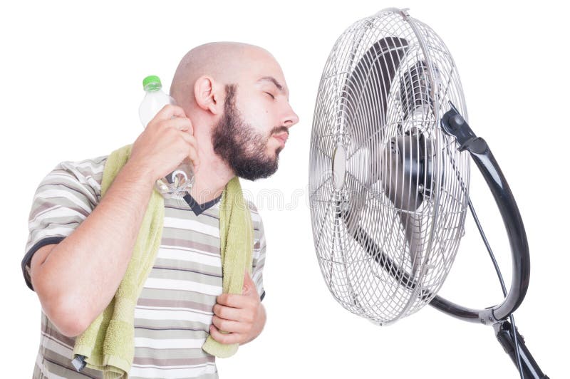 Mens die zijn hals met koud waterfles en ventilator koelen stock afbeeldingen Mens die zijn hals met koud waterfles en ventilator koelen stock afbeeldingen