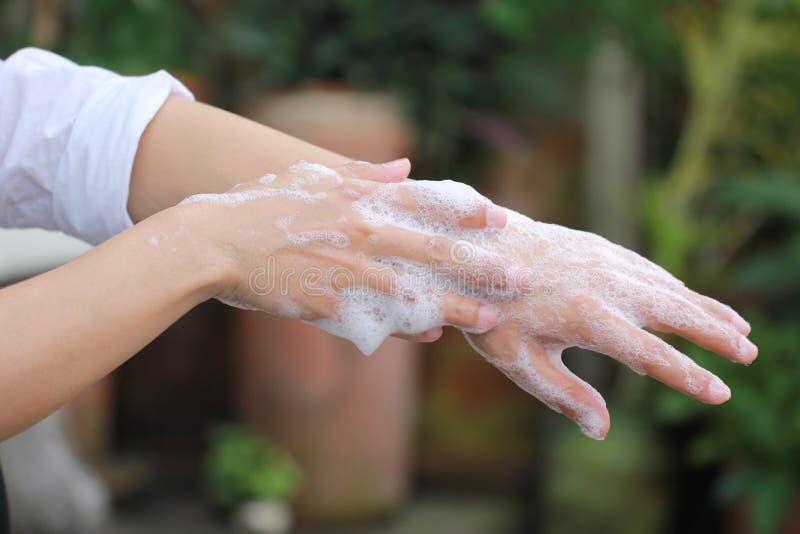 Mens die zijn handen met zeep voor steriel, Gezondheid en Globaal de dagconcept van de handwas wassen royalty-vrije stock afbeelding Mens die zijn handen met zeep voor steriel, Gezondheid en Globaal de dagconcept van de handwas wassen royalty-vrije stock afbeelding