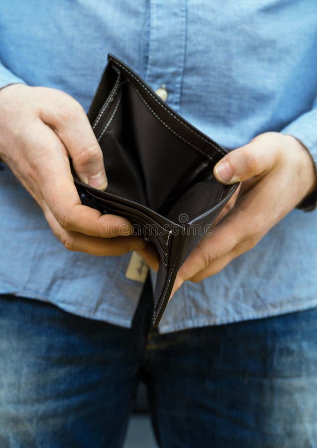 Mens die zijn lege portefeuille openen stock fotografie Mens die zijn lege portefeuille openen stock fotografie