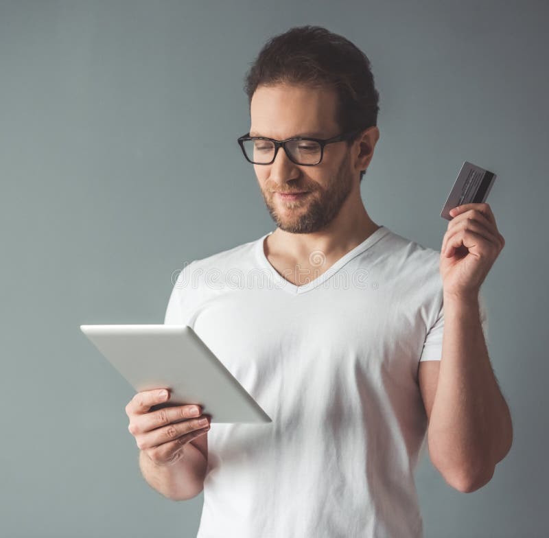 Mens doen die online winkelen stock afbeelding Mens doen die online winkelen stock afbeelding