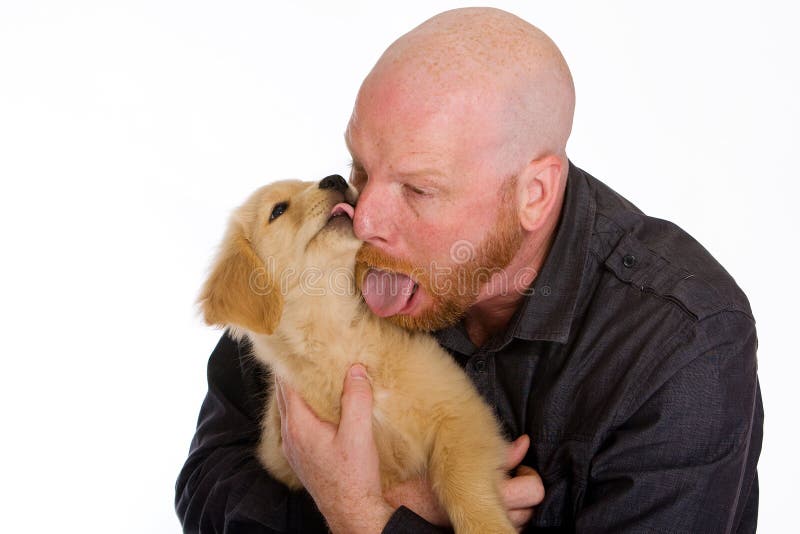 Mens en Puppy die elkaar likken stock afbeeldingen Mens en Puppy die elkaar likken stock afbeeldingen