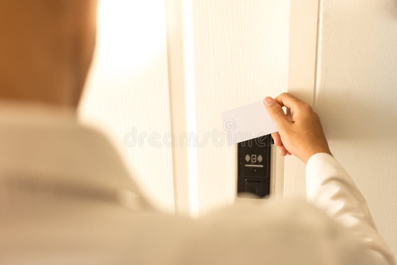 Mens gebruiken keycard zonder contact voor opent deur in hotel stock afbeelding Mens gebruiken keycard zonder contact voor opent deur in hotel stock afbeelding