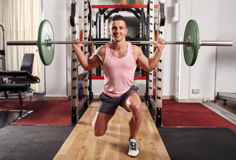Mens het doen valt met barbell uit stock foto Mens het doen valt met barbell uit stock foto