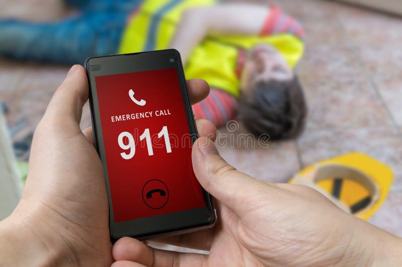 Mens het draaien noodsituatie (911 aantal) op smartphone Verwonde arbeider stock fotografie Mens het draaien noodsituatie (911 aantal) op smartphone Verwonde arbeider stock fotografie