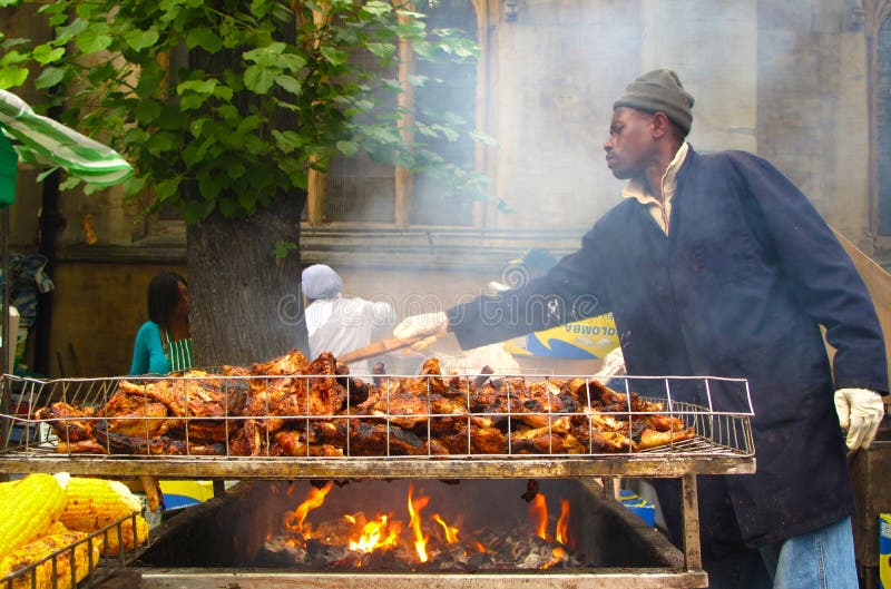 Mens het koken schokkip bij Notting-Heuvel Carnaval Londen stock afbeeldingen Mens het koken schokkip bij Notting-Heuvel Carnaval Londen stock afbeeldingen