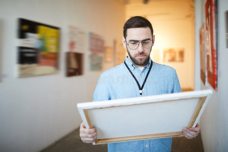 Mens het Kopen Beeld in Museum stock fotografie Mens het Kopen Beeld in Museum stock fotografie