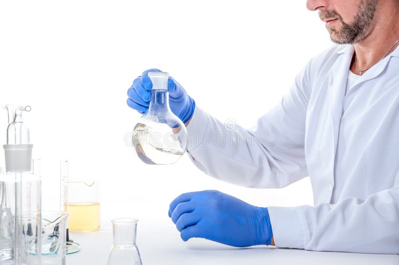 Mens in het laboratorium, mening van een mens in het laboratorium terwijl het uitvoeren van experimenten royalty-vrije stock foto Mens in het laboratorium, mening van een mens in het laboratorium terwijl het uitvoeren van experimenten royalty-vrije stock foto