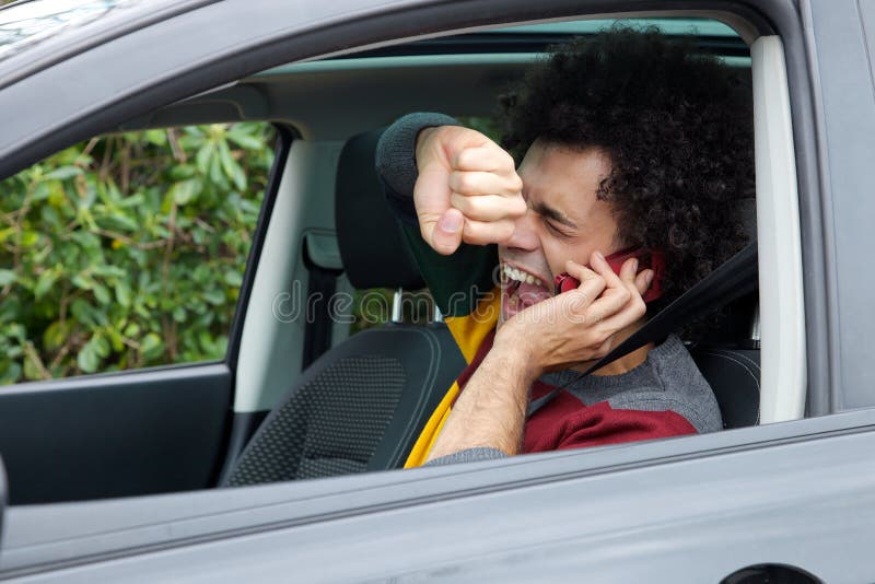 Mens het schreeuwen het krijgen in ongeval met auto die op de telefoon spreken royalty-vrije stock afbeelding Mens het schreeuwen het krijgen in ongeval met auto die op de telefoon spreken royalty-vrije stock afbeelding