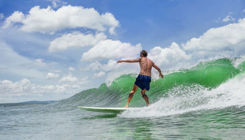 Mens het Surfen stock foto Mens het Surfen stock foto