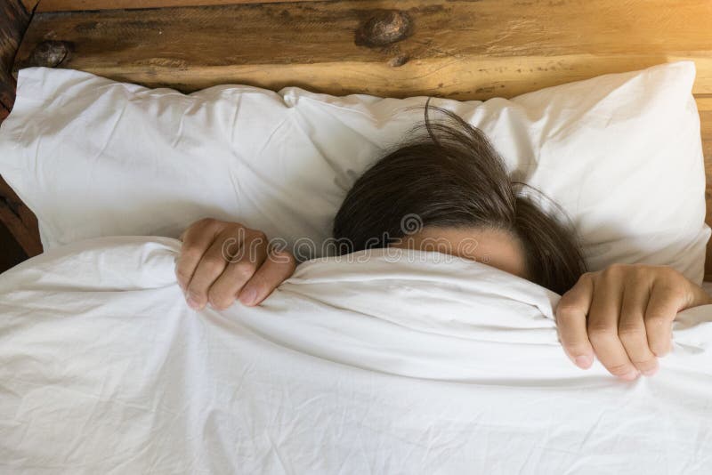 lengte soep Moeras Mens Het Verbergen in Bed Onder De Deken Thuis Stock Foto - Image of deken,  huid: 113358892