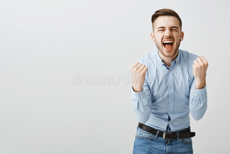 Mens het zingen van hart die met positieve emoties worden meegesleept terwijl het luisteren favoriet lied in draadloze earbuds royalty-vrije stock afbeeldingen Mens het zingen van hart die met positieve emoties worden meegesleept terwijl het luisteren favoriet lied in draadloze earbuds royalty-vrije stock afbeeldingen