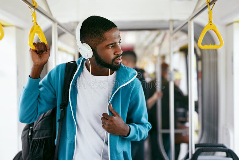 Mens in Hoofdtelefoons het Luisteren Muziek het Berijden in Vervoer