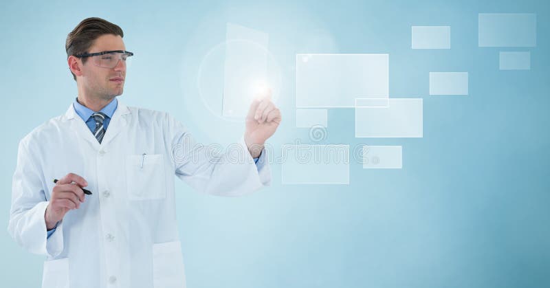 Mens in laboratoriumlaag en beschermende brillen met pen die glasapparaat steunen bij vierkante interface tegen blauwe backgr stock foto Mens in laboratoriumlaag en beschermende brillen met pen die glasapparaat steunen bij vierkante interface tegen blauwe backgr stock foto