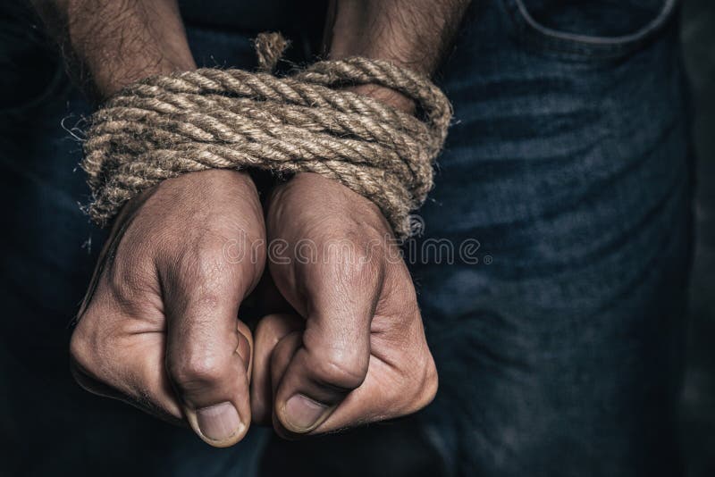 Mens mains liées avec une corde Concept d'emprisonnement dans la société moderne