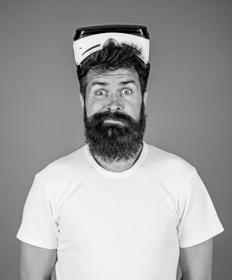 Mens met baard en snor met VR-glazen Mens die virtuele werkelijkheidsbeschermende brillen dragen Geschotene studio, Blauwe achter royalty-vrije stock fotografie Mens met baard en snor met VR-glazen Mens die virtuele werkelijkheidsbeschermende brillen dragen Geschotene studio, Blauwe achter royalty-vrije stock fotografie