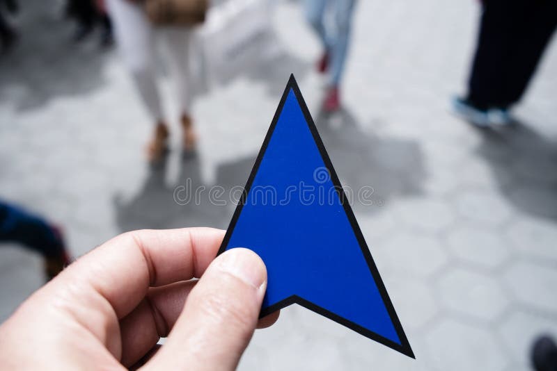 Mens met een pijlteken in zijn hand op de straat royalty-vrije stock fotografie Mens met een pijlteken in zijn hand op de straat royalty-vrije stock fotografie