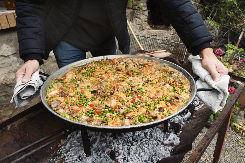 Mens met een typische Spaanse paella royalty-vrije stock fotografie Mens met een typische Spaanse paella royalty-vrije stock fotografie