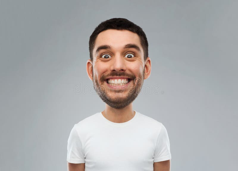 Mens met grappig gezicht over grijze achtergrond royalty-vrije stock foto Mens met grappig gezicht over grijze achtergrond royalty-vrije stock foto