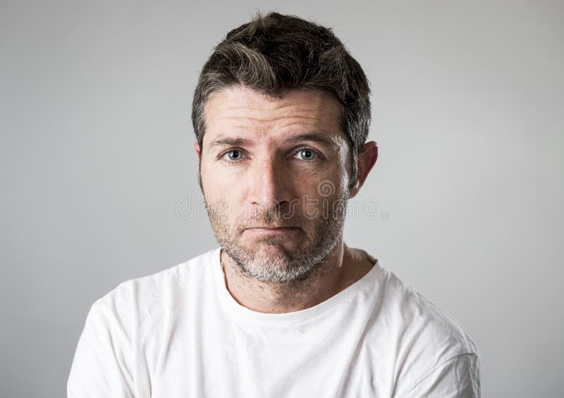 Mens met het blauwe ogen droevige en gedeprimeerde kijken eenzame en lijdende depressie die verdriet voelen stock foto Mens met het blauwe ogen droevige en gedeprimeerde kijken eenzame en lijdende depressie die verdriet voelen stock foto