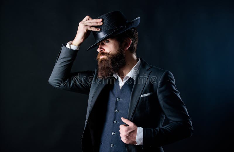 Mens met hoed Uitstekende manier De mens verzorgde goed gebaarde heer op donkere achtergrond Mannelijke manier en menswear retro royalty-vrije stock foto Mens met hoed Uitstekende manier De mens verzorgde goed gebaarde heer op donkere achtergrond Mannelijke manier en menswear retro royalty-vrije stock foto