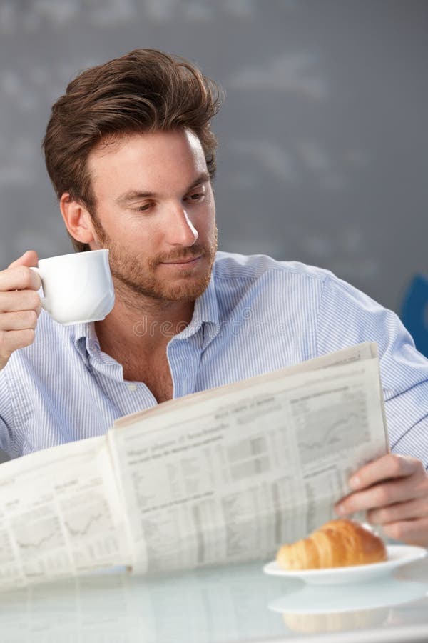 Mens met koffie en ochtenddocumenten royalty-vrije stock foto's Mens met koffie en ochtenddocumenten royalty-vrije stock foto's